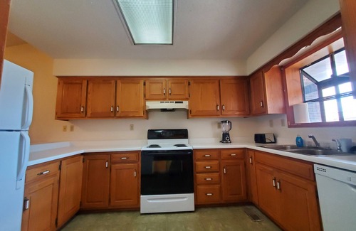 Warrensburg House | Comfy Newly Furnished Home