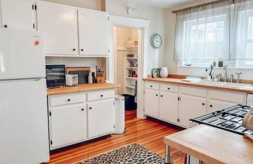 Medford Apartment | Comfy, Stylish Apt. Near Uni's, Driveway