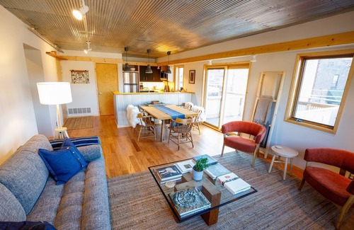 Stillwater Apartment | Commander-North Bin. DT Stillwater. River Views!
