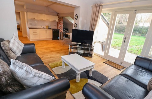 Wrexham House | COMMONWOOD COTTAGE, pet friendly, with a garden in Holt, North Wales