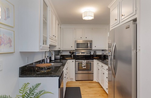 Twin Oaks House | Conch Cottage by AvantStay | Walk to Beach, Deck, Fireplace, Outdoor Dining
