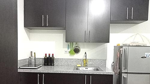 Ugong Apartment | Condo Free Pool Fast Wi-fi near BGC, C5