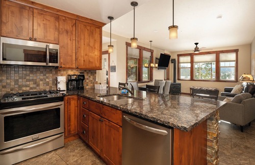 Fraser Condo | Condo near slopes w/deck & fireplace