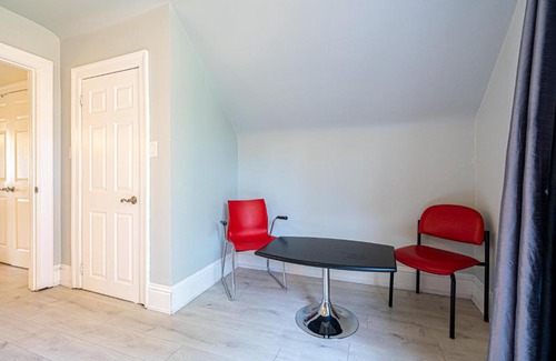 The Beaches Apartment | Condo near Woodbine beach with Balcony