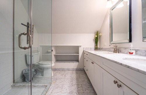 The Beaches Apartment | Condo near Woodbine beach with Balcony