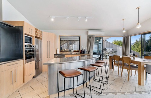 Fernhill House | Condo On Caples |Entertainers Dream + Hot Tub