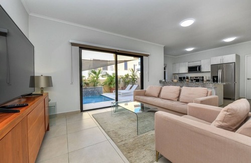 Gold Coast Condo | Condo. Private pool. 2 minutes to beaches by car