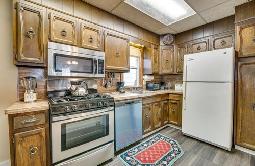 Bath Apartment | Condo Rental with Pool Access about 11 Mi to Allentown!