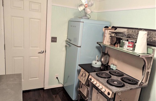 Westlake Cabin | Conductor’s Quarters - Lakefront Luxury 1 Bedroom with Kayaking near Florence