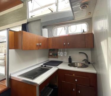 Barcelona Boat Rental | Confortable Yatch
