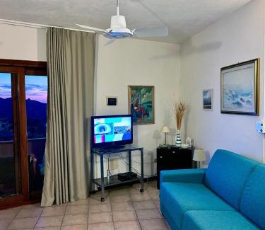 San Pasquale House | Confortevole Trilocale con Vista Mare a San Pasquale, Sardegna