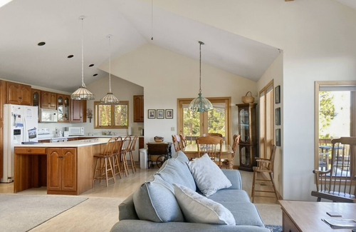 Richmond Hill Corridor House | Conifer Mountain Bliss: Tranquil Views of Pikes Peak