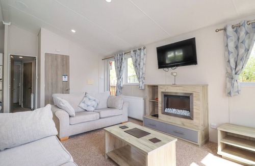 South Lakeland Leisure Village Cottage | CONISTON, pet friendly, with hot tub in Carnforth