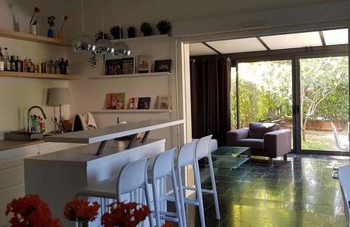 Voisins-le-Bretonneux Apartment | Contemporary apartment with garden and jacuzzi