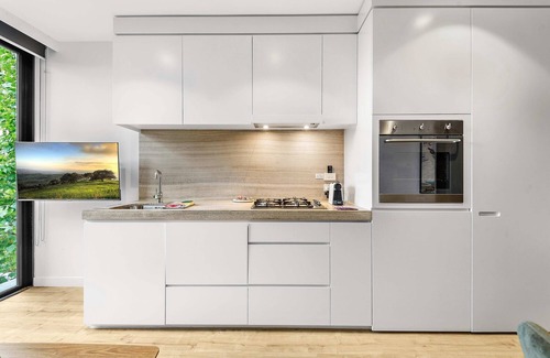 Saint Kilda South Apartment | Contemporary 1-Bed in the Heart of St Kilda