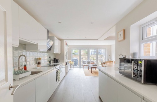 Leabridge Apartment | Contemporary 2BD Cottage-Style Flat, Hackney