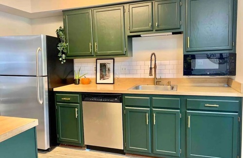 Montgomery Village House | Contemporary 3BR: Large Patio, TVs in Every Room. Heart of Montgomery Village