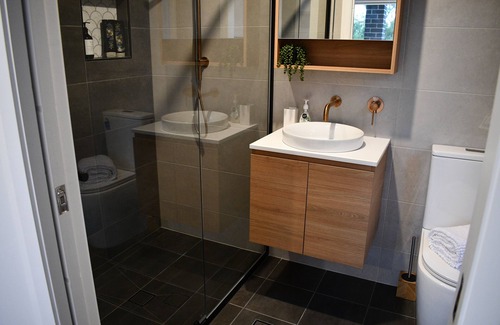 Aylmerton Bed & Breakfast | Contemporary B&B with Ensuite, Kitchenette and Separate Entrance