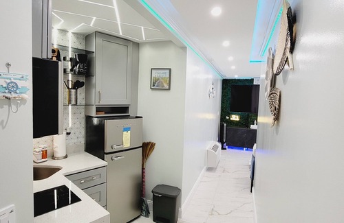 Bostwick Park Condo | Contemporary Beachside Condo