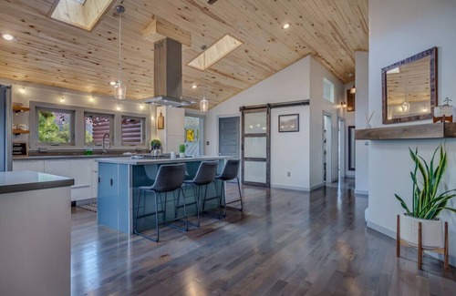 Glenwood Springs House | Contemporary cozy Retreat by Roaring Fork River