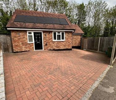 Guildford Ski Chalet | Contemporary Comfort 2 Bed Home