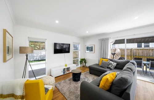 Masterton House | Contemporary Comfort - Masterton Holiday Home