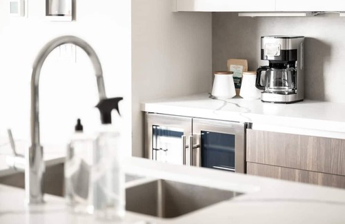 Jefferson Park Condo | Contemporary Condo | Grill + Balcony | Tesoro
