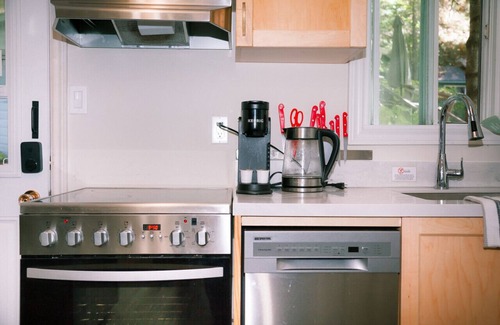 Dwight House | Contemporary cottage on waterfront w fiber internet - Inverloch
