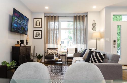 Jasper Place House | Contemporary Farmhouse Home - King Bed - Double Garage Parking - Free WiFi & Netflix - Long Stays Welcome