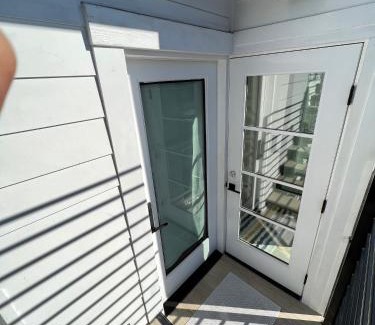 Ocean Park House | Contemporary Guest Studio with Roof-top Deck Walk to Santa Monica Beach