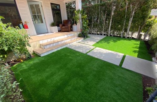 Ocean Park House | Contemporary Guest Studio with Roof-top Deck Walk to Santa Monica Beach