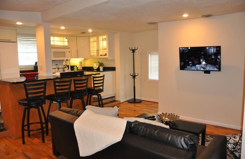 Knoxville Apartment | Contemporary Hideaway near Historic Harpers Ferry!