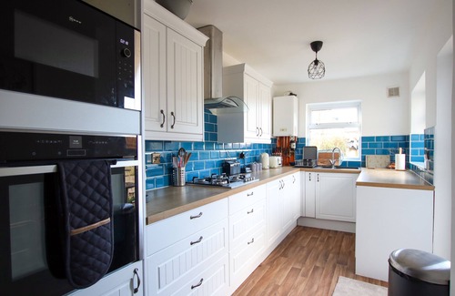 Easton House | Contemporary Home in Friendly Easton, Free Parking