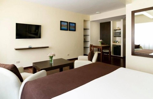 El Centro Hotel | Contemporary Junior Suite near Austral University