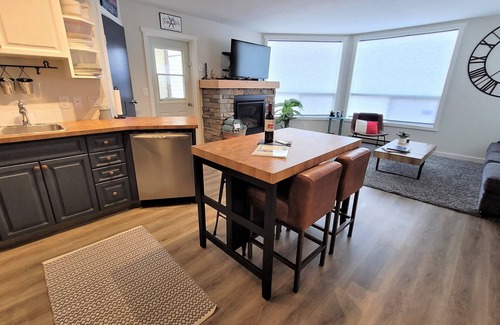 East Kootenay Condo | Contemporary | Mountain View | Walk to Resort & Trails | Portable AC