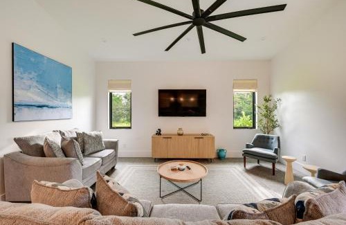 East Naples House | Contemporary Naples Home with Outdoor Kitchen and Pool