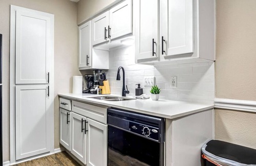 Brentwood Apartment | Contemporary One Bedroom One Bath with Pool Acces