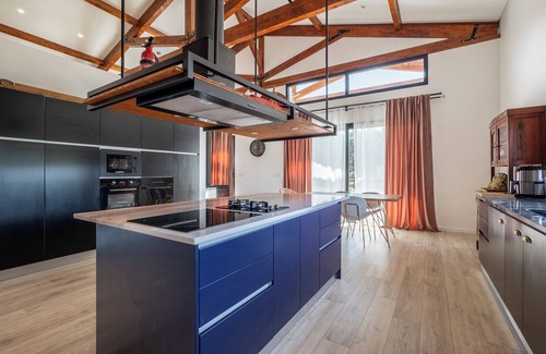 Arrabal Villa | Contemporary rural villa with large wooden beams with artistic accents