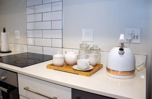 Menlo Park Apartment | Contemporary Spacious & Comfortable Apartment