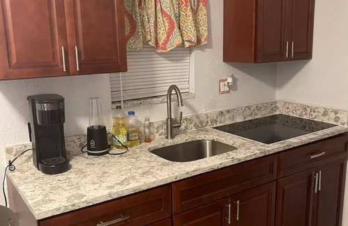 Oak Ridge Apartment | Contemporary Studio W/Full kitchen near Universal