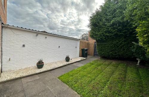 High Wycombe Apartment | Contemporary-styled 3-Bed House