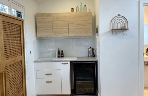 Katoomba Apartment | Contemporary, Stylish One Bedroom Studio.