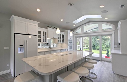 Parkland Cottage | Contemporary Tacoma Cottage w/Deck & Pond!