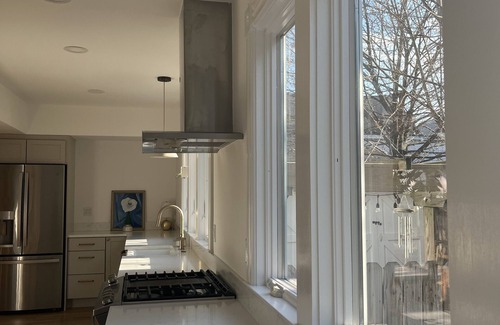 South Amboy House | Contemporary traditional home walk to restaurants, bars & train to NYC & Shore!