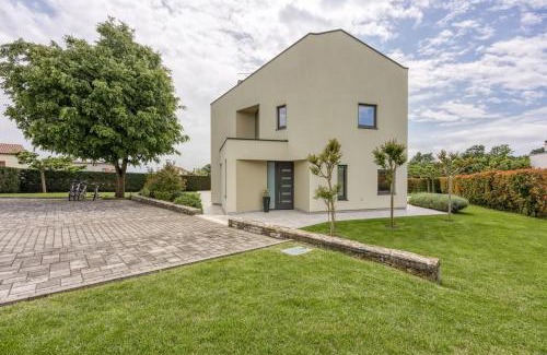 Kringa Villa | Contemporary Villa Nada with Pool and Sauna