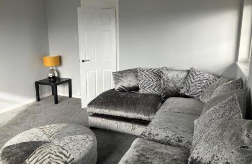 North Glasgow Apartment | CONTRACTOR STAYS WELCOME newly refurbished 2 bedroom apartment sleeps 5 with free SECURE parking and WiFi Fully Fitted Kitchen with Washer Dryer Weekly bedding change and hoover Long Term Stay Rate available 3 miles from City Centre