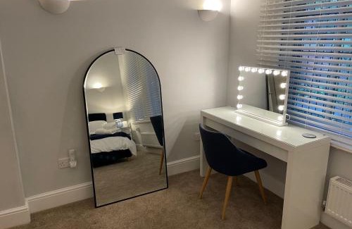 Wakefield Apartment | Contractors Business and Families enjoy Fast WiFi Large Screen Smart TV and SKY Sports in this Spotless apartment