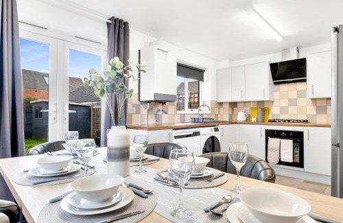 Newport Pagnell House | Contractors Retreat 3 bed house, sleeps up to 7, free parking