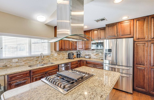 Holiday Shores House | Convenience By the River: Bullhead City Townhome!