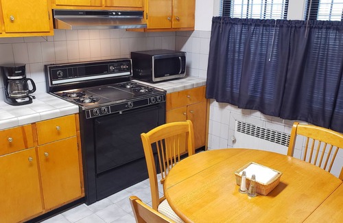 Weequahic House | Convenient and Comfortable 1150 sq. ft. 2 BR/1BA Apartment Home in a NYC Suburb